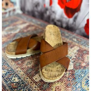 Esprit Blanca slides in EUC. Size 7.5